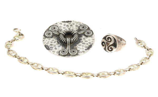 Lot de 3 bijoux : une broche en argent +