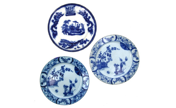 Trois assiettes en faïence fine français