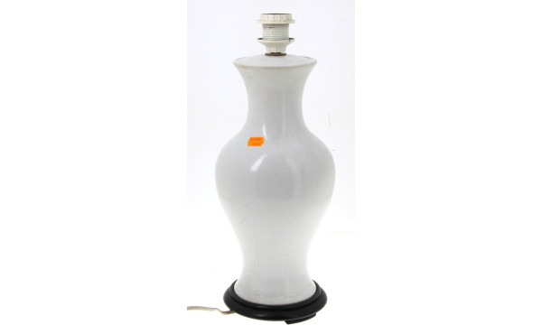 Pied de lampe en céramique blanche craqu