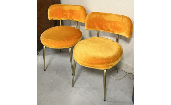 2 chaises en fausse fourrure orange des 