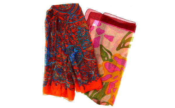 Lot de 2 foulards en soie, l'un carré, l