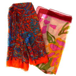 Lot de 2 foulards en soie, l'un carré, l