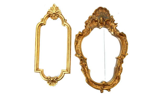 Deux petits miroirs à encadrements dorés