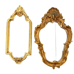 Deux petits miroirs à encadrements dorés