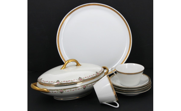 Lot de pièces en porcelaine blanche et o