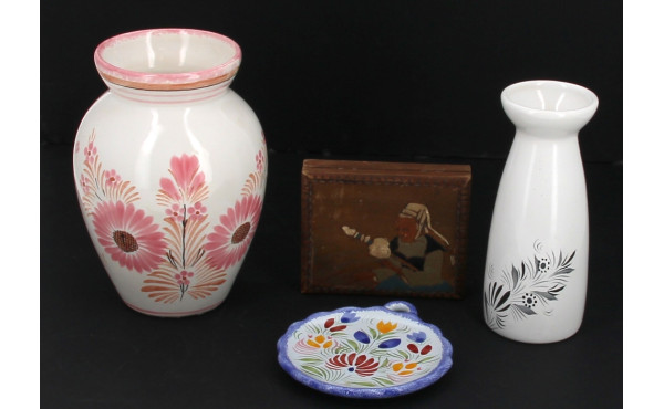 QUIMPER - Deux vases en Quimper, l'un en