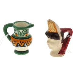 Deux pièces miniatures en faïence de Qui