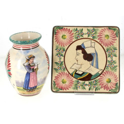 HB Quimper - Vase à décor d'une tricoteu