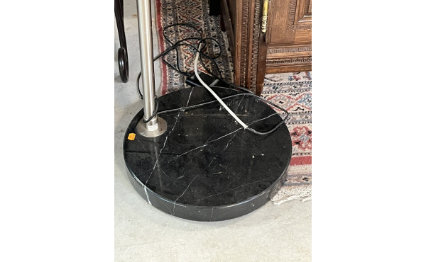 Lampadaire déporté à base circulaire en 