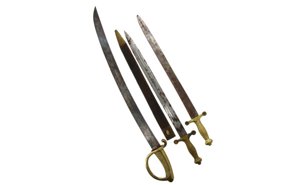 Un sabre briquet et 2 glaives, époque mi