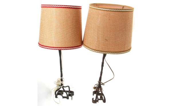 Fléau ancien en bois : on y joint 2 pied