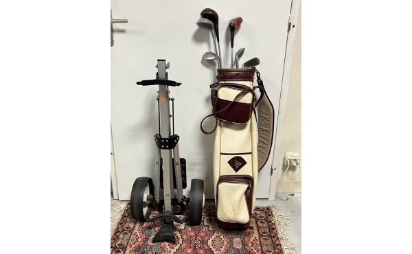 Chariot de golf, sac de golf et clubs de