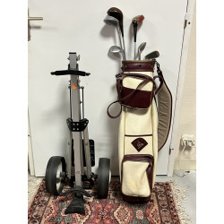 Chariot de golf, sac de golf et clubs de
