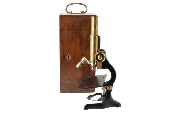 Microscope ancien dans sa boite en bois 