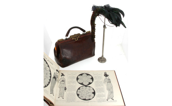 Lot comprenant un sac à main ancien, un 