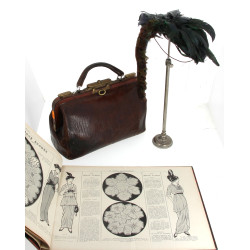 Lot comprenant un sac à main ancien, un 