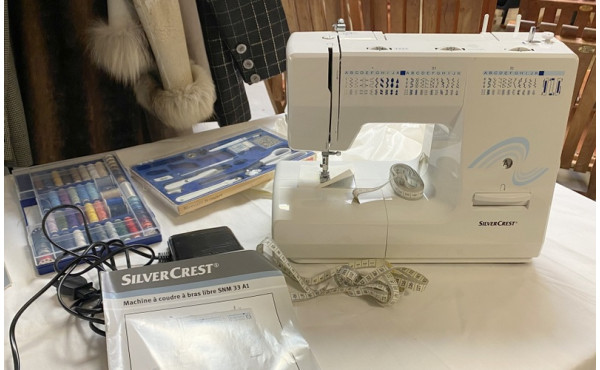 Machine à coudre Silver Crest et divers 