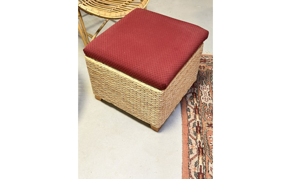 Pouf en tressage formant coffre, assise 