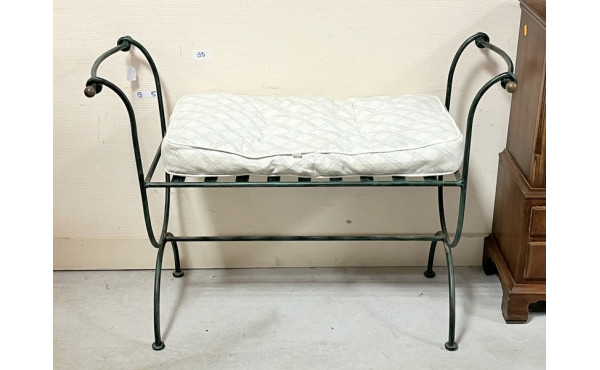 Banquette en fer forgé patiné vert, avec