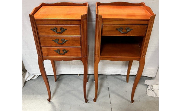 2 petits chevets en merisier 26 x 32 x H