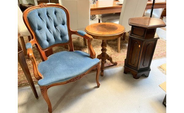 Lot comprenant un fauteuil cabriolet en 