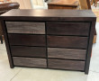 Commode moderne ouvrant à plusieurs tiro