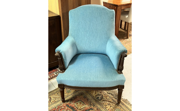 Fauteuil de style Louis XVI recouvert d'