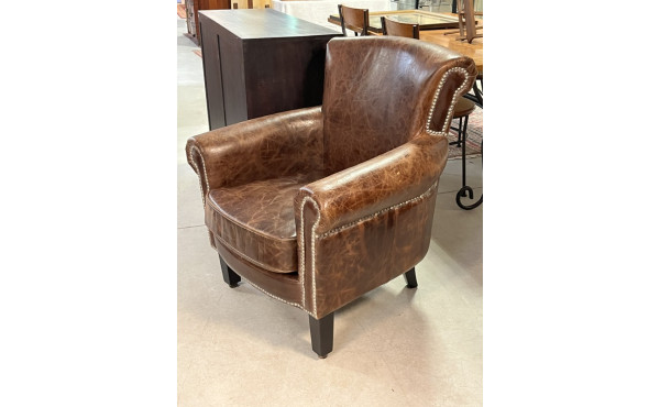 Fauteuil moderne en cuir vieilli et clou