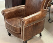 Fauteuil moderne en cuir vieilli et clou