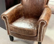 Fauteuil moderne en cuir vieilli et clou