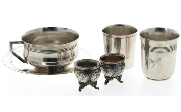 Tasse et sous-tasse en métal argenté chi