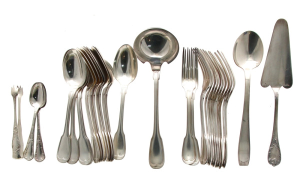Lot de métal argenté comprenant : 12 cou