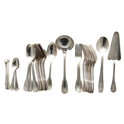 Lot de métal argenté comprenant : 12 cou