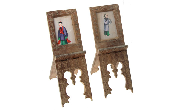 Deux petits cadres pliants en bois sculp