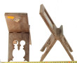 Deux petits cadres pliants en bois sculp