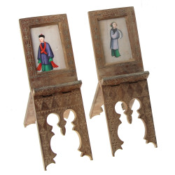 Deux petits cadres pliants en bois sculp