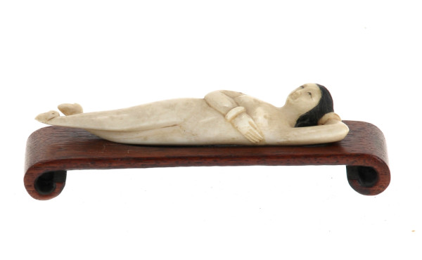 Petite femme médecin, sur base en bois. 