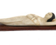 Petite femme médecin, sur base en bois. 