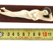 Petite femme médecin, sur base en bois. 