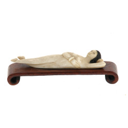 Petite femme médecin, sur base en bois. 