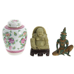 Bouddha assis en pierre verte et pierre 