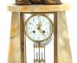 Pendule à décor d'un sphinx couché, dans