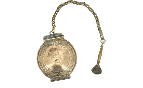 Petite boîte à bétel avec chaîne et cuil