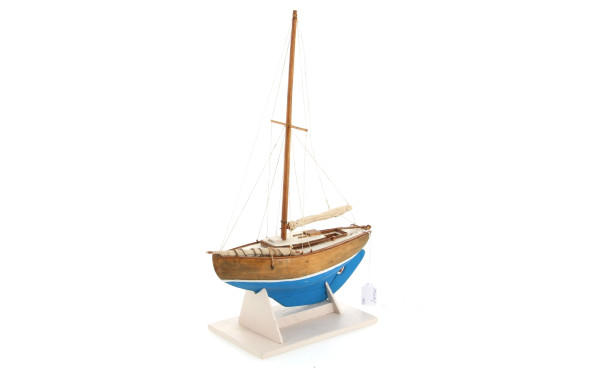 Maquette d'un côtre en bois, coque bleu 