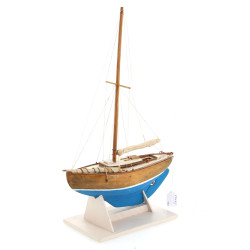 Maquette d'un côtre en bois, coque bleu 