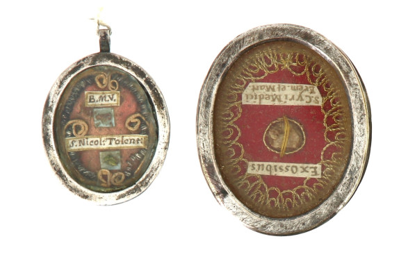 Deux petits reliquaires anciens, métal e