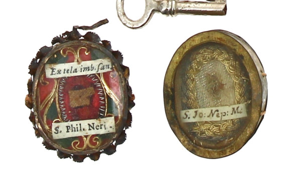 Deux petits reliquaires anciens, métal e