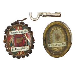 Deux petits reliquaires anciens, métal e