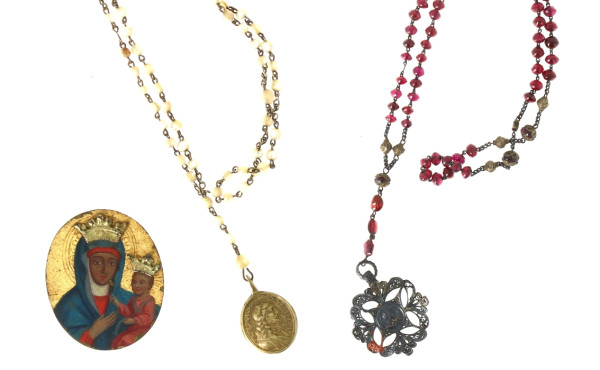 Deux chapelets anciens et un médaillon e