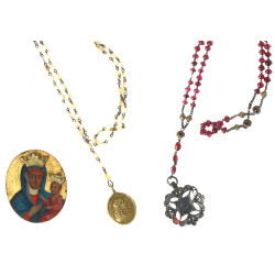 Deux chapelets anciens et un médaillon e